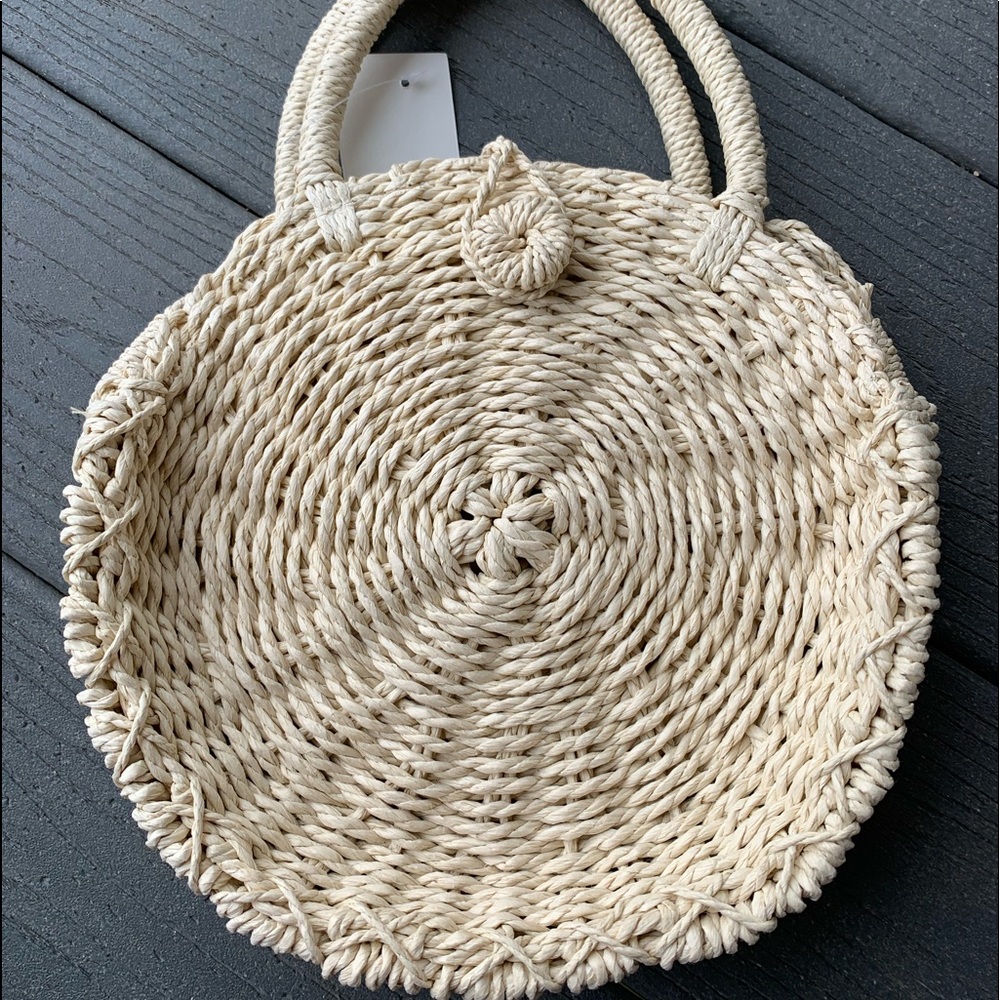 Straw cross body bag button closure, inside zipper